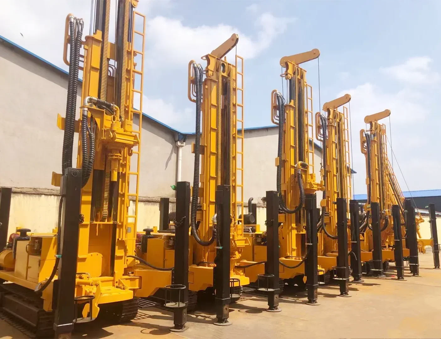 Crawler Type 200m Deep Hydraulic DTH Water Well Drilling Rig For Borehole Drill