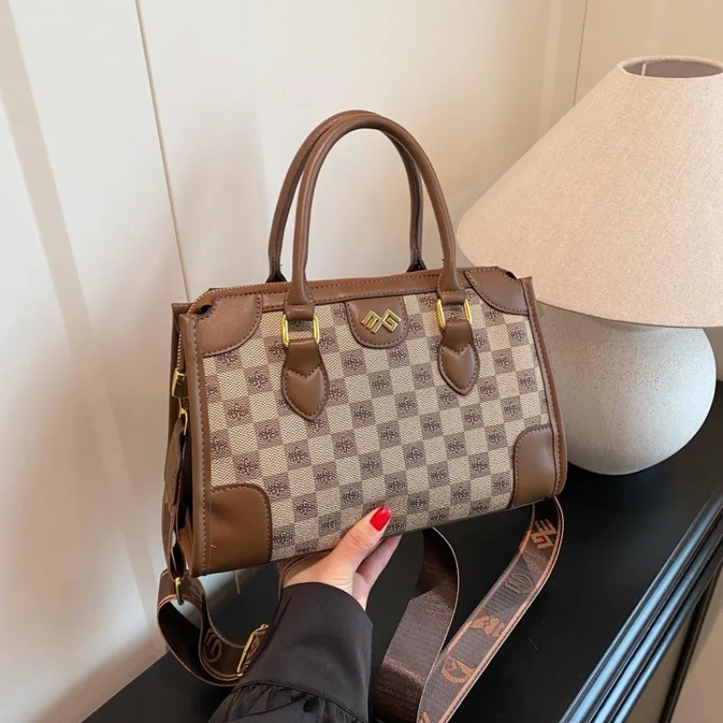 

Female Premium Feel Crossbody Bag In Refined Design For Work Environment And Social Gatherings Versatile Elegant