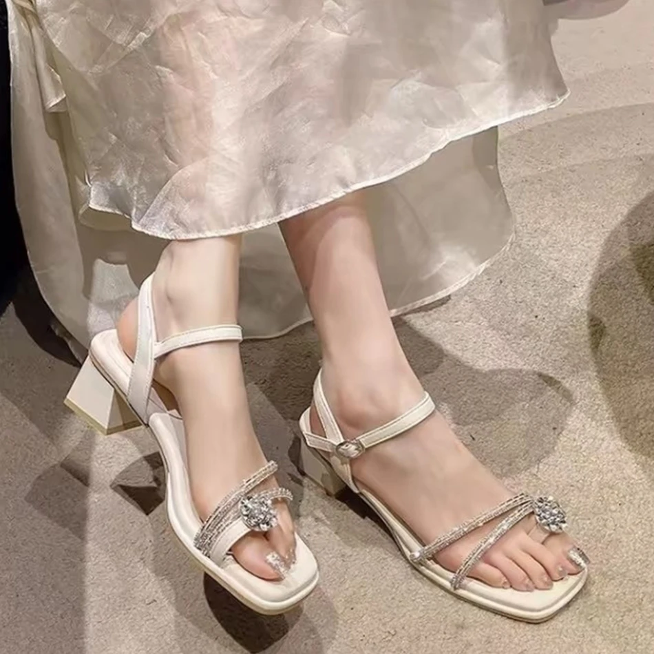 

Французские сандалии на одном ремешке летом 2023 года, новые женские туфли на толстом каблуке и среднем каблуке, римские сандалии со стразами для женщин.