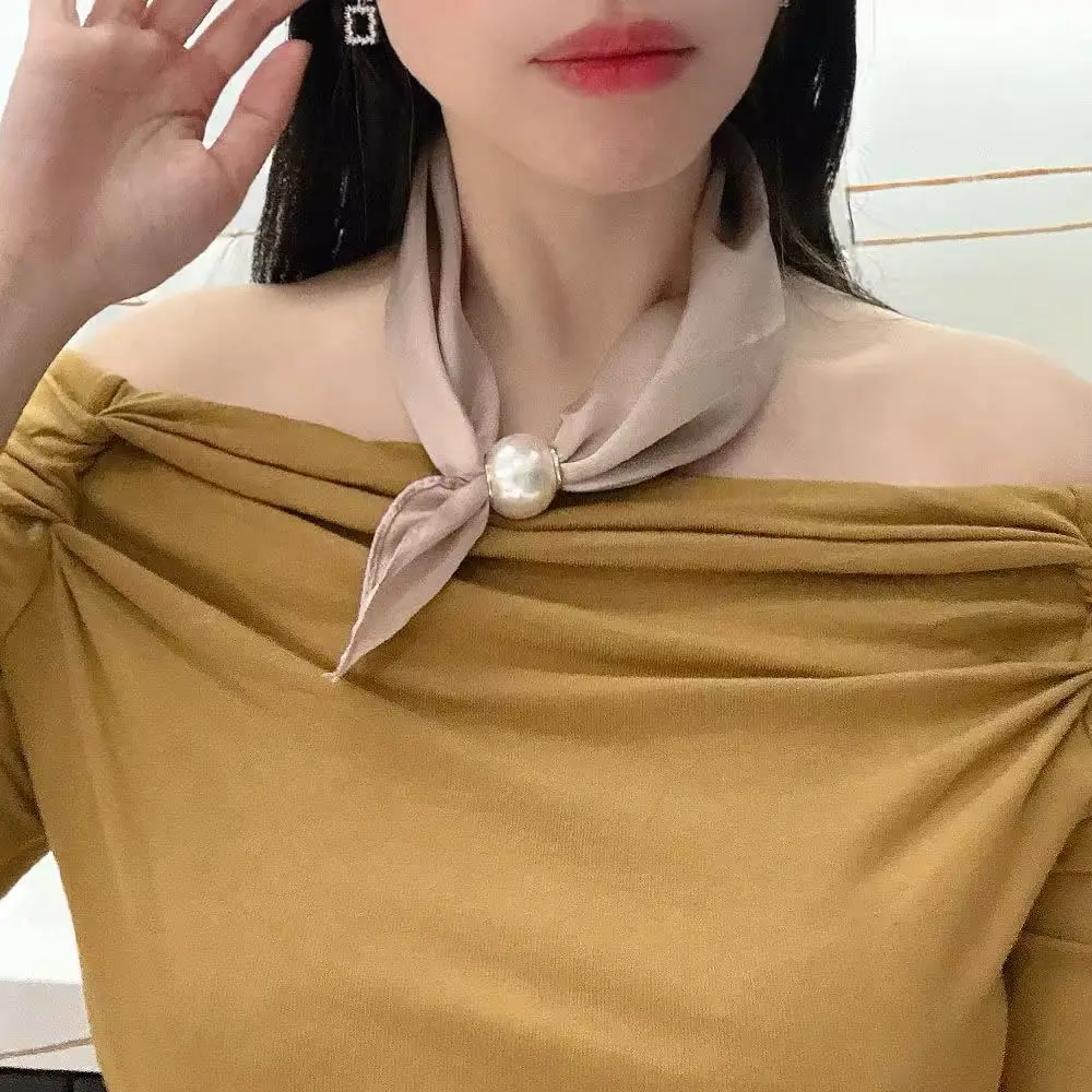 Luxuriöser Satin-Halstuch für Damen mit Magnetverschluss, Kunstperlen-Anhänger, einfarbiges, schwarzes Halstuch, das sich leicht anlegen lässt, ideal für Büro und Partys. – Detail 10