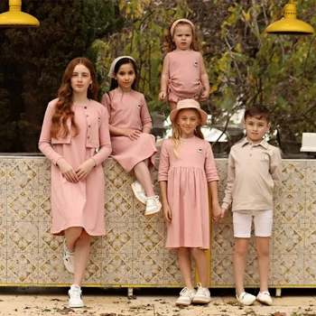 Posta 2025 SS Çocuk Giysileri Kardeş Kardeş Kıyafetler Pembe Mavi pamuklu giysiler Kız Elbise Erkek T Gömlek Bebek Setleri