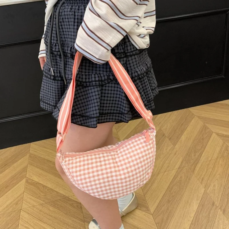 

Fashionable Ladies Shoulder Bag Made Of Rich Leather Boasting Paris Style And Casual Vintage Neat Look​