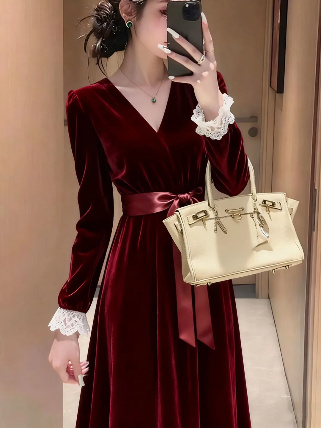 

Retro Velvet Dress Women's V-neck Waist-cinching Slimming High-end Missy Style Long Dress Autumn Winter New Arrival Elegant S...