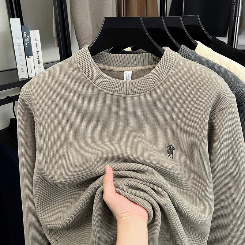 2025 Sudadera de cuello redondo para hombres con terciopelo grueso y calidez Nuevo suéter de otoño e invierno Suéter de punto con base de color sólido