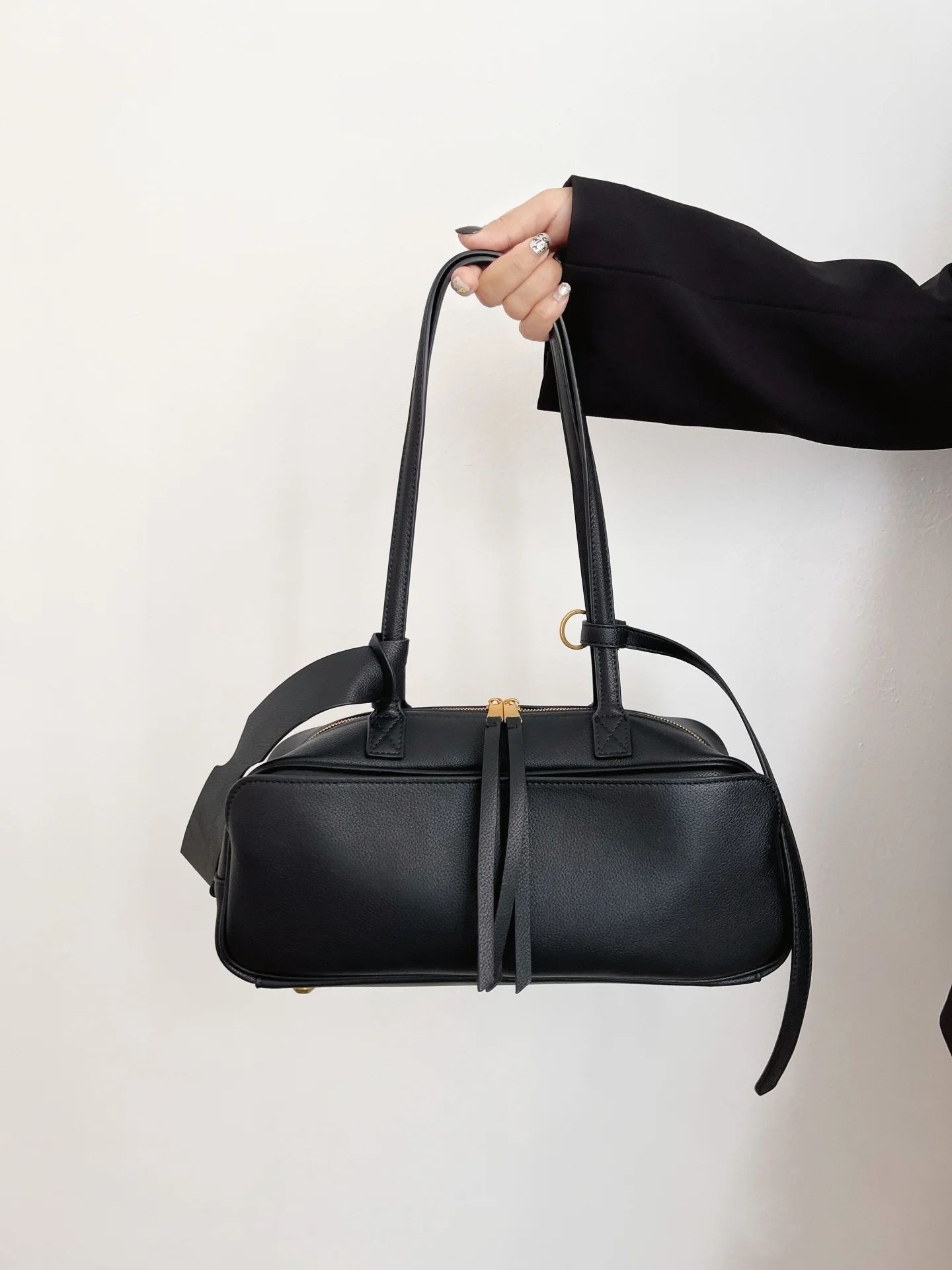 

Новая модель 2026 года: Вместительная сумка-боулинг, городская сумка-подушка, универсальная сумка на плечо, повседневная простая кожаная сумка-тоут