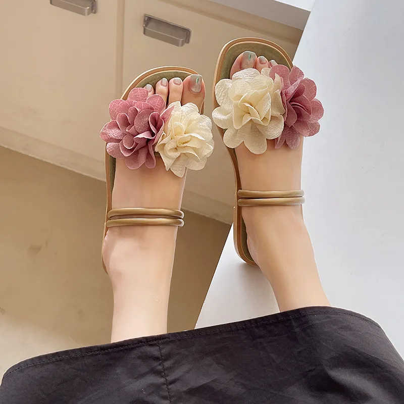 2024 Summer Beach Flip Flops for Women Lightweight Comfortable Casual Sandals with Floral Decor