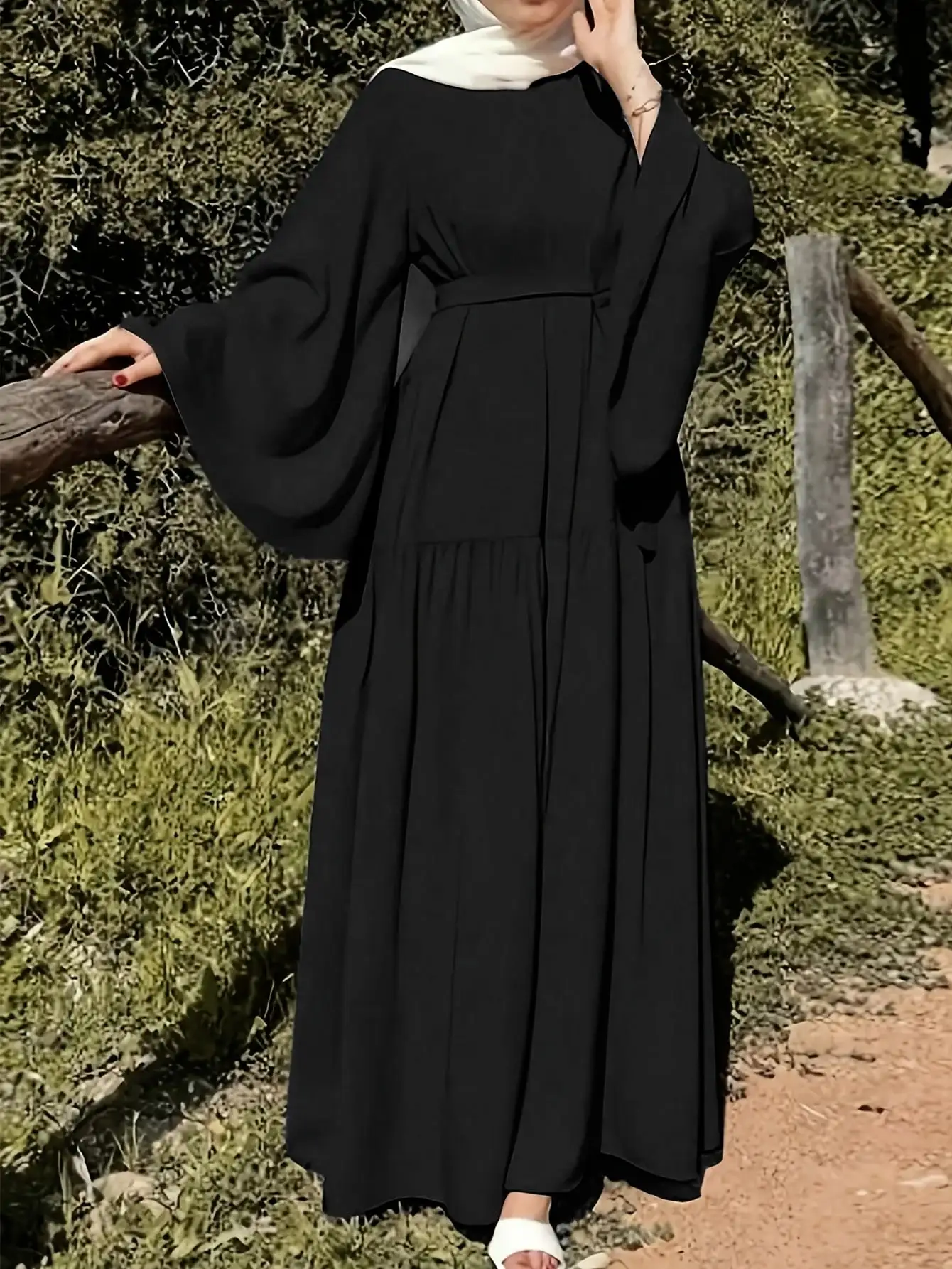 

Повседневное и комфортное женское однотонное платье с длинными рукавами и поясом, популярный фасон 2026 года