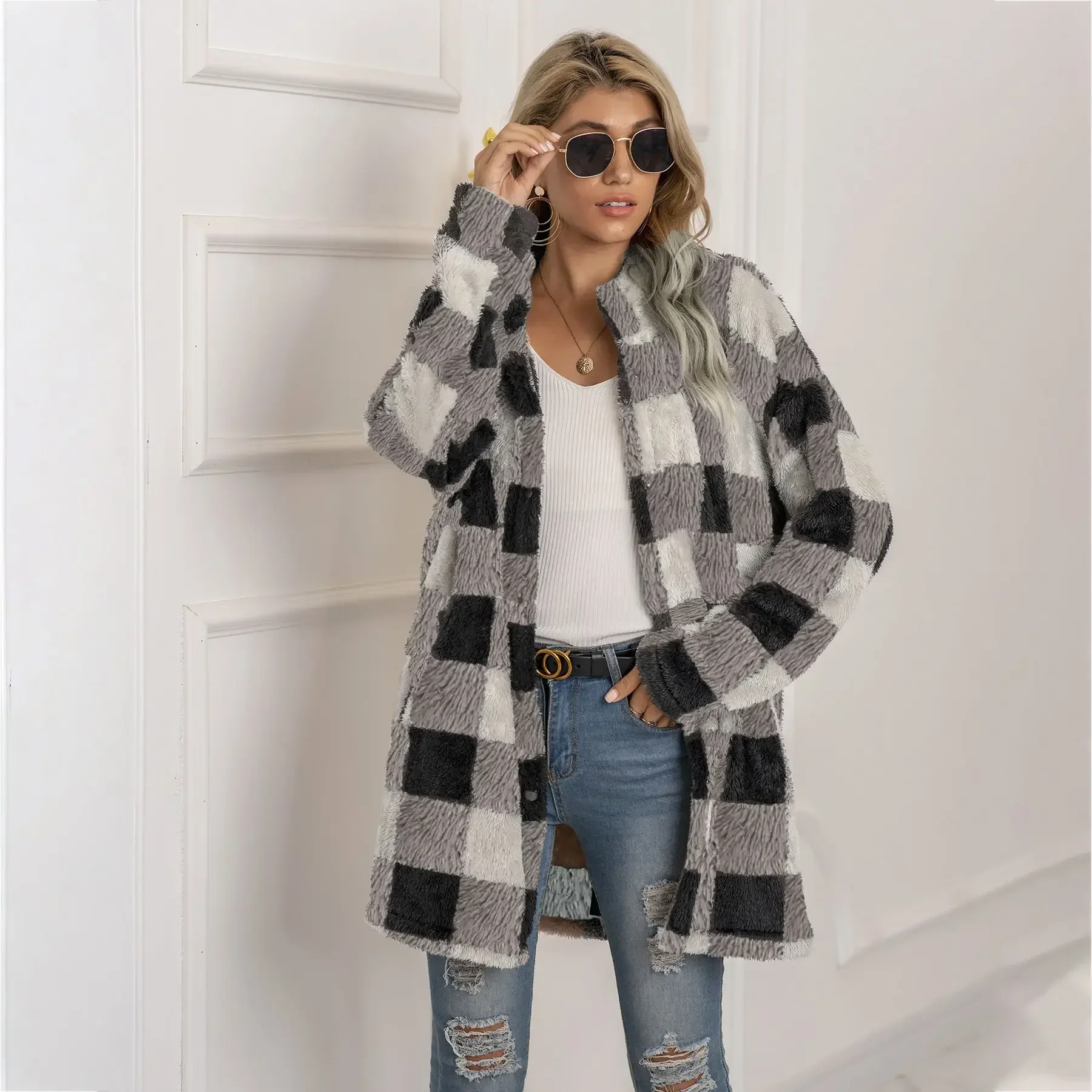 

The new plush plaid long coat for autumn and winter in 2024 is young, beautiful and fashionable