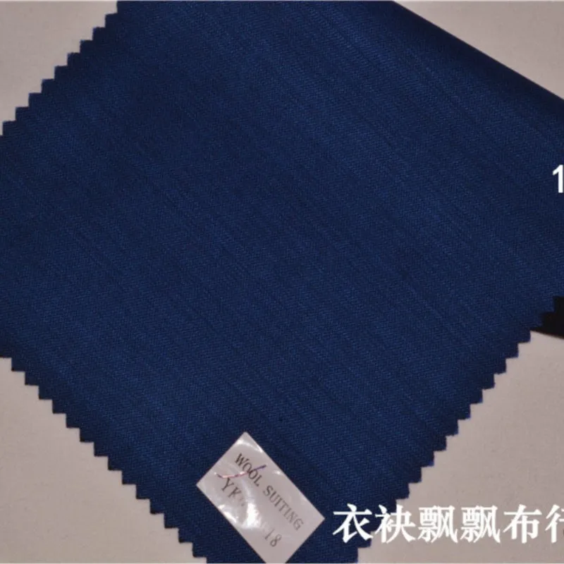 L'abito è realizzato in tessuto filato fine con sconti in blu ciano nero rosso scuro e per gonne pantaloni