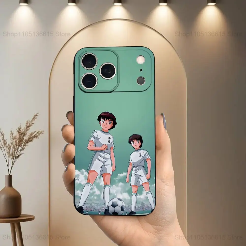 アニメ「キャプテン翼」スマホケース iPhone 17、16、15、14、13、12、11 Plus、Pro Max、XS、X、XR、SE、Mini、8、7対応 ソフトシリコン製 ブラックカバー