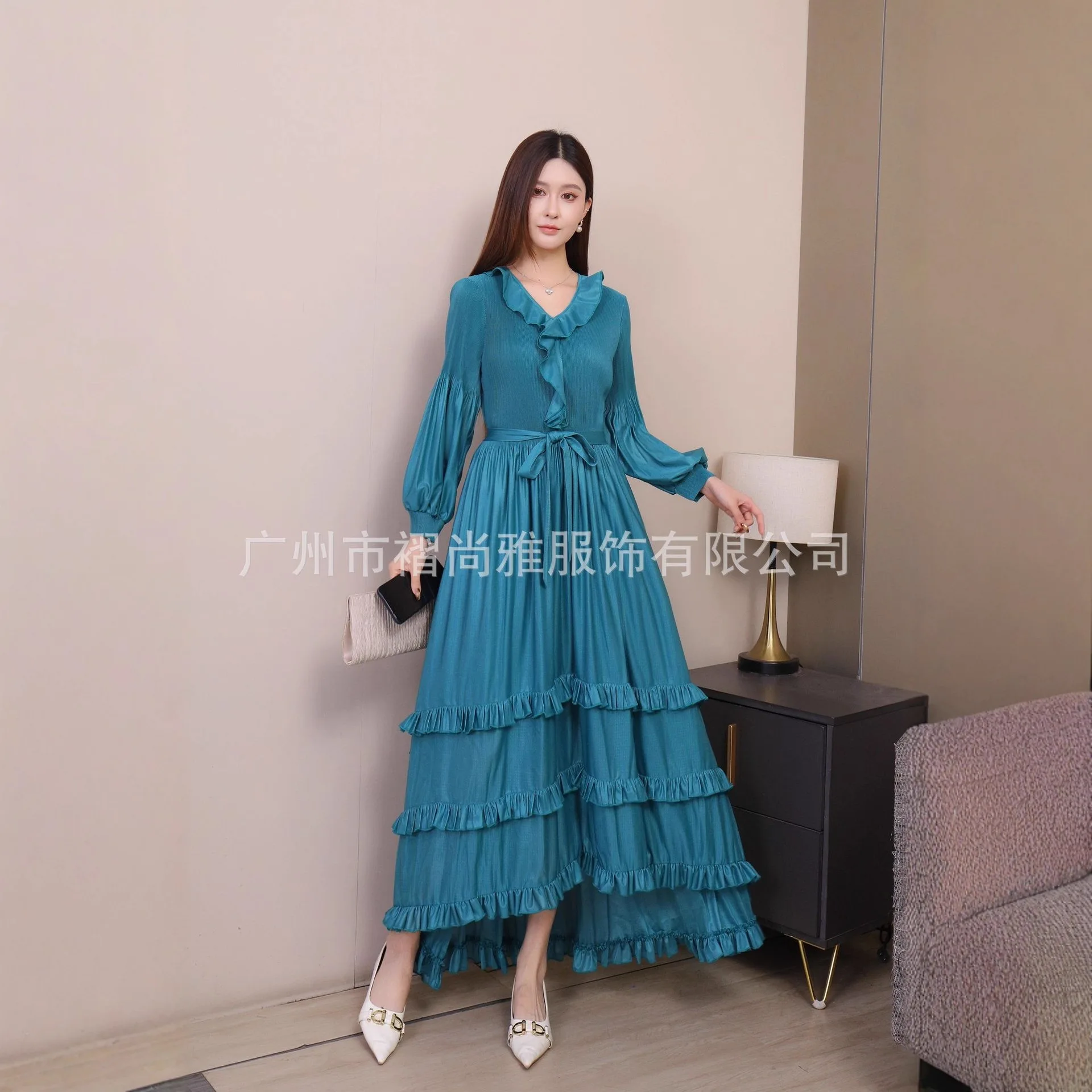 Miyake plissé 2025 automne et hiver nouvelle robe rétro haut de gamme lanterne manches taille à volants couleur unie jupe femme plissée