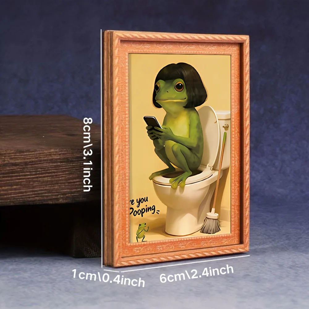 1 Cute Long-Haired Frog Sitting on the Toilet Playing with a Phone Fridge Magnet, Mini Photo Frame Design, Small Creative Frame Hanging Picture, Wooden Craft, Fun Home Decoration, Unique Must-Have Fridge Magnet, Interesting Home Decor Prop, Holiday Gift