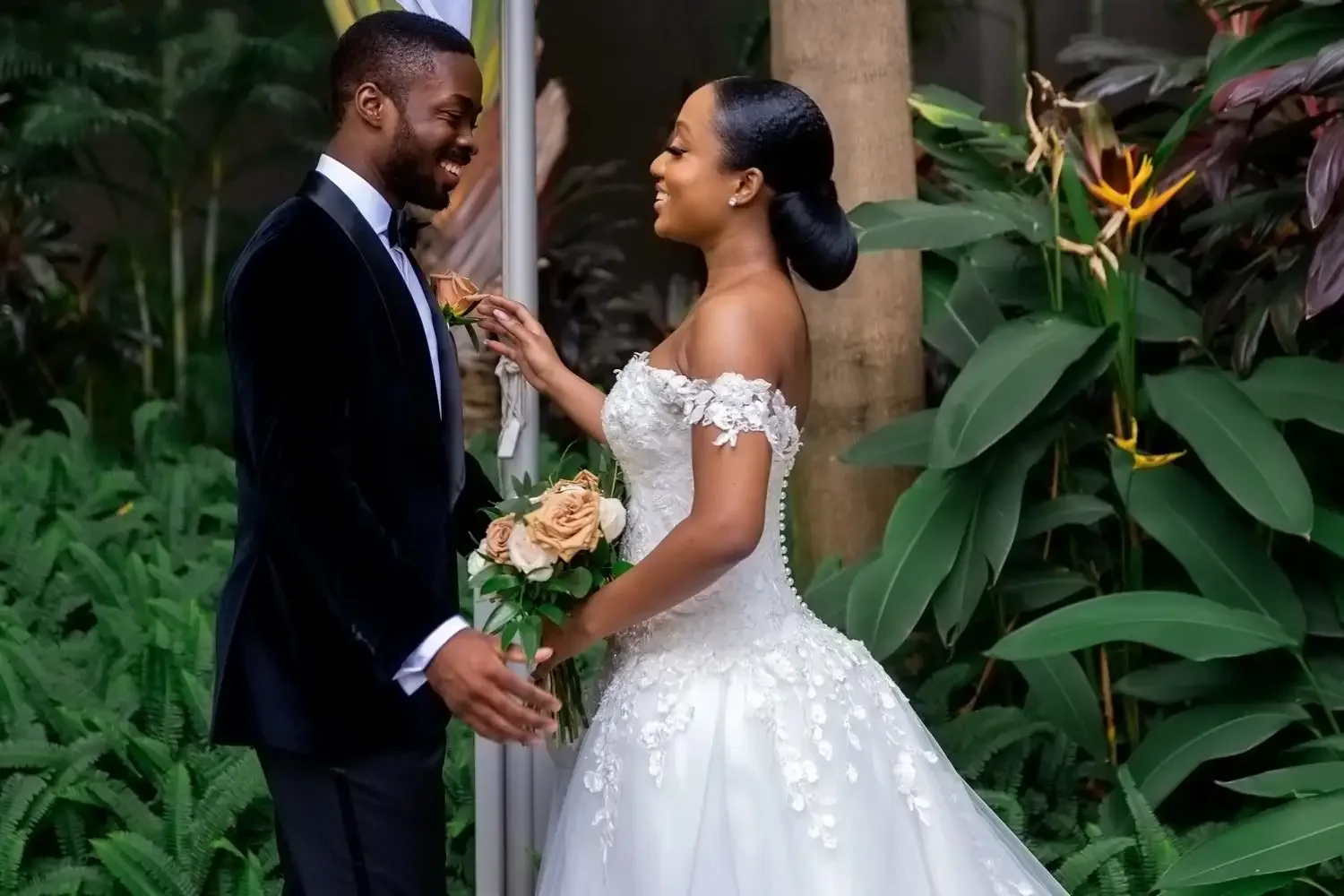 Personalizado fora do ombro rendas apliques vestidos de casamento trem varredura pérolas voltar a linha vestidos de noiva de boda