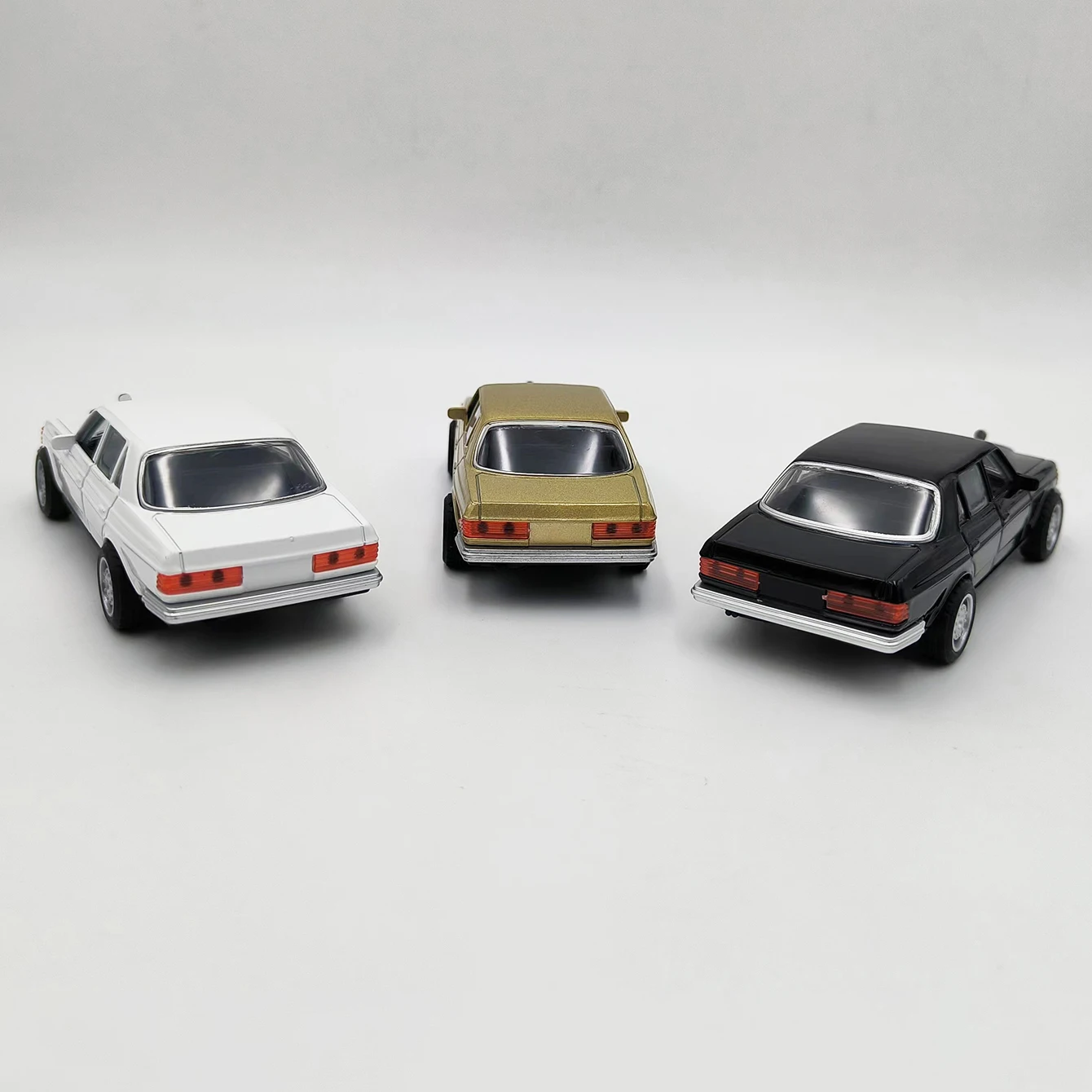 1:36 Alloy Car Pull-back Double Door Run Classic Car Game Toy Decoration with Retail Package