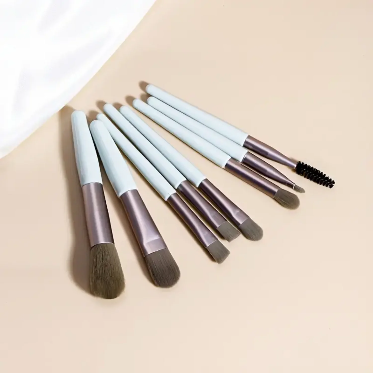 Ensemble de pinceaux pour fard à paupières en poudre douce – 8 pinceaux de maquillage pour le maquillage quotidien – Ensemble de pinceaux de maquillage gris pour filles