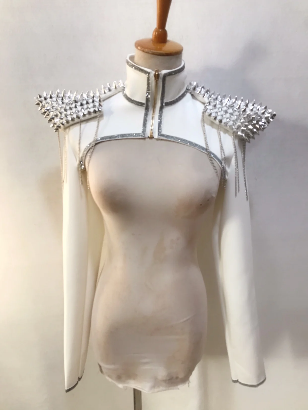 IOOTIANY Rote, mit Nieten verzierte, gepolsterte Schulterjacke für Damen, Jazz-Sängerin, Nieten-Schulterweste, Bühnen-Accessoire, Tanzkostüm. – Detail 4