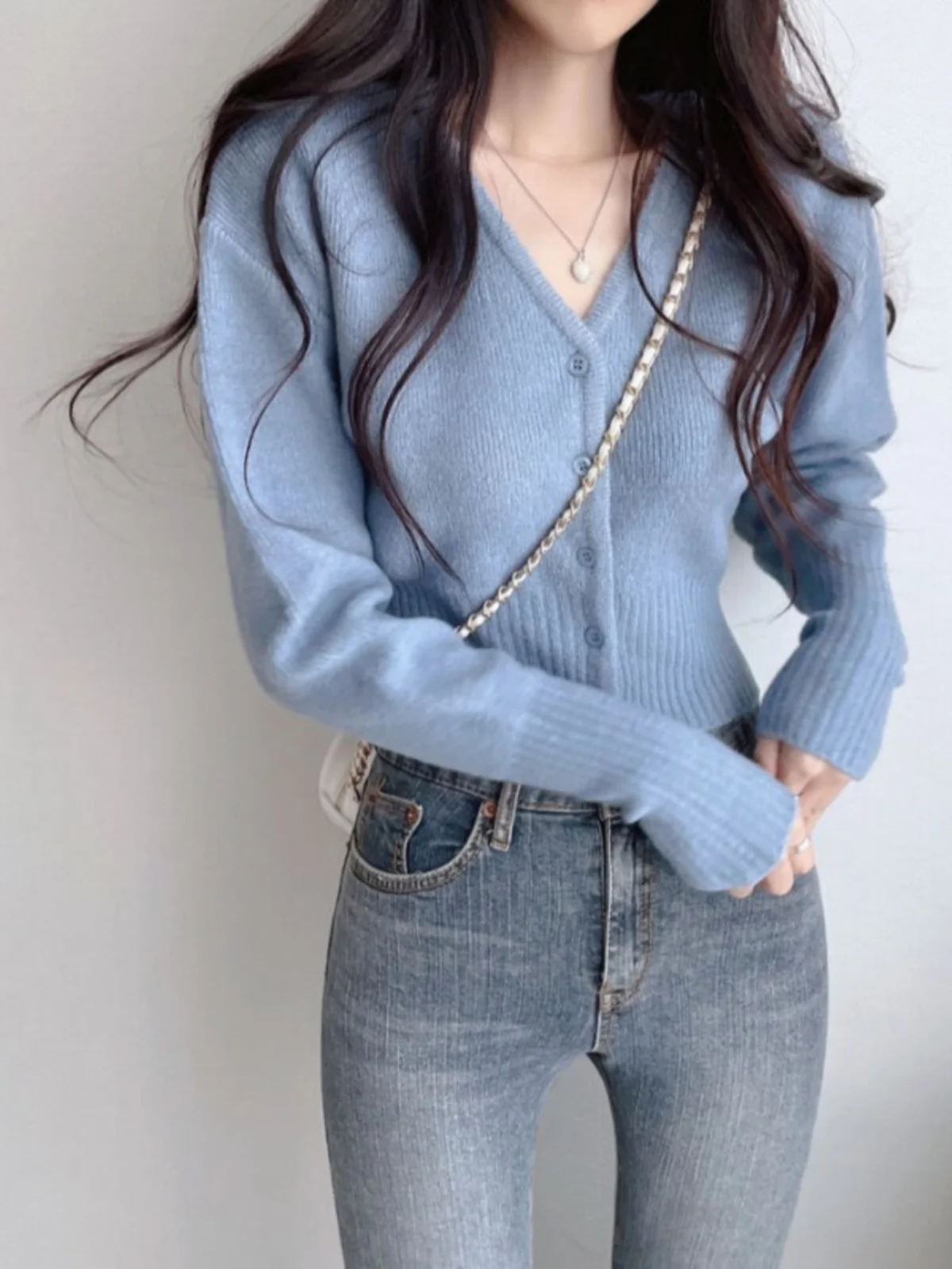 كارديجان نسائي محبوك برقبة على شكل V، سترة قصيرة بدون أكمام للتنحيف، ملابس خارجية تبرز الخصر، موضة خريفية وربيعية مثيرة