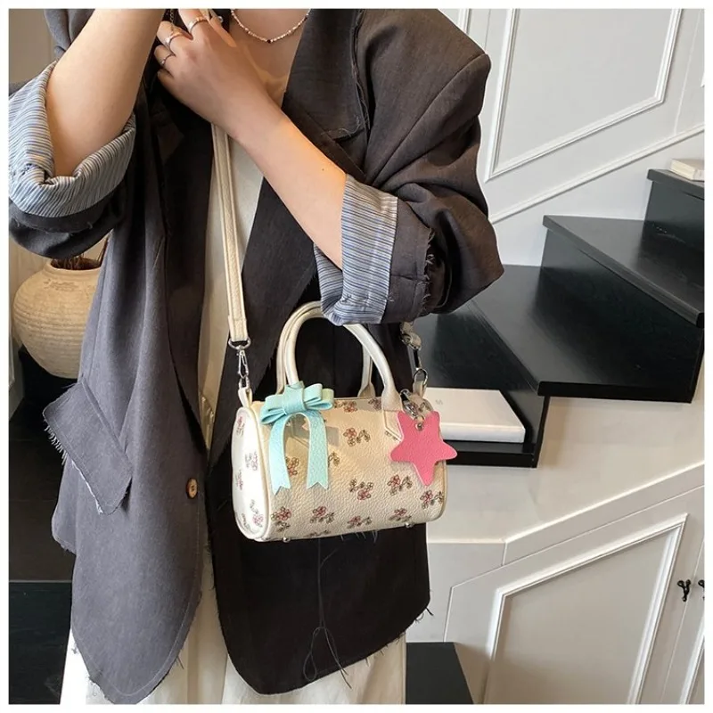 Unique Underarm Handbag Rivet Detail Minimalist Design One Shoulder Bag Ladies Daily Use Fashionable