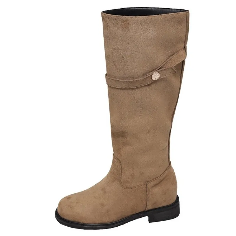 Retro-kasual knielange Stiefel. Verstecktes Design zur Höhenvergrößerung. Runde Zehen, niedriger Absatz, lange, dicke Stiefel für einen Cowboy-Look. – Detail 14