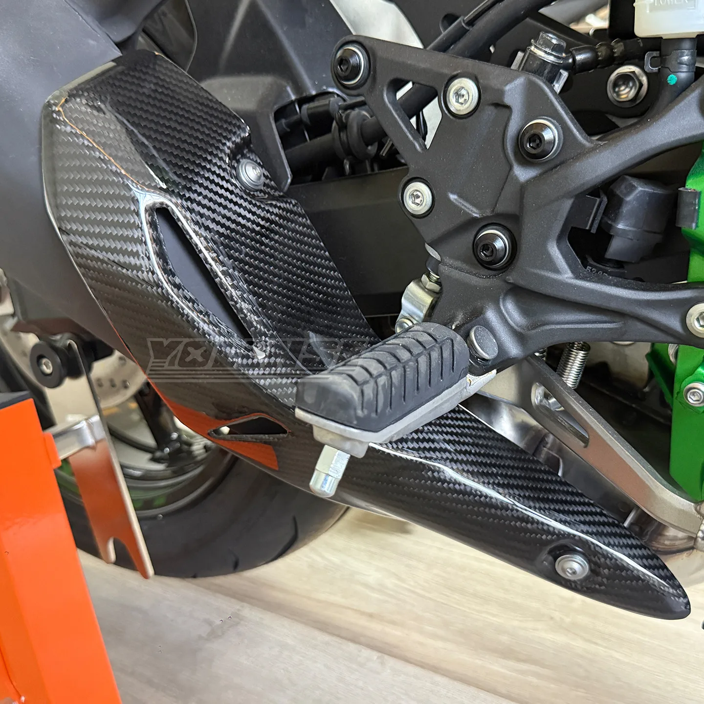 

Подходит для Z900 Z 900 2025 2026, выхлопная труба мотоцикла, среднее звено, теплозащитный экран из углеродного волокна, защита от ожогов