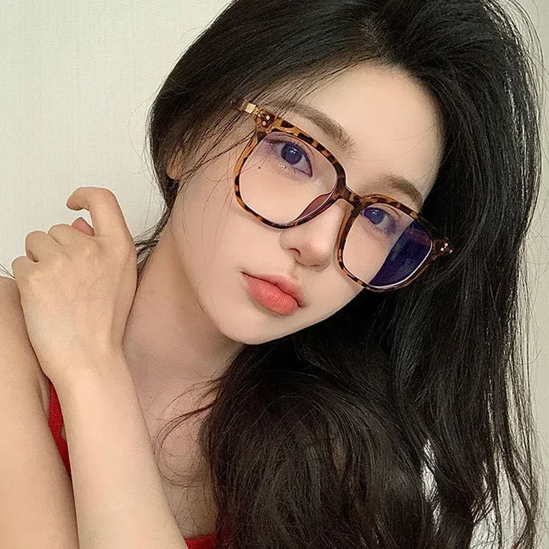 Vintage Large Frame Wooden Grain Leg Myopia Glasses TR Anti Blue Light Pain Eyewear High Definition Presbyopic Glasses for Women