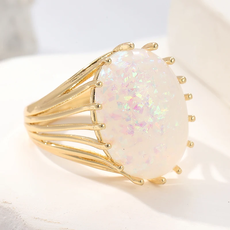Vintage-Ring für Damen mit Eingelegtem Faux-Opal, Trendiger Goldfarbener Geometrischer Hohler Ring für Alltag und Partys, Jubiläumsgeschenk – Detail 2