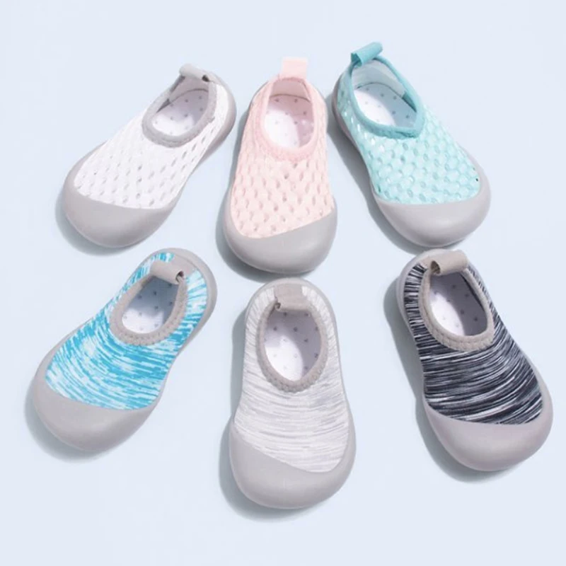 Soft-soled Upstream Shoes for Boys and Girls Casual Breathable Slipper Mesh Cute Children's Beach Shoes.