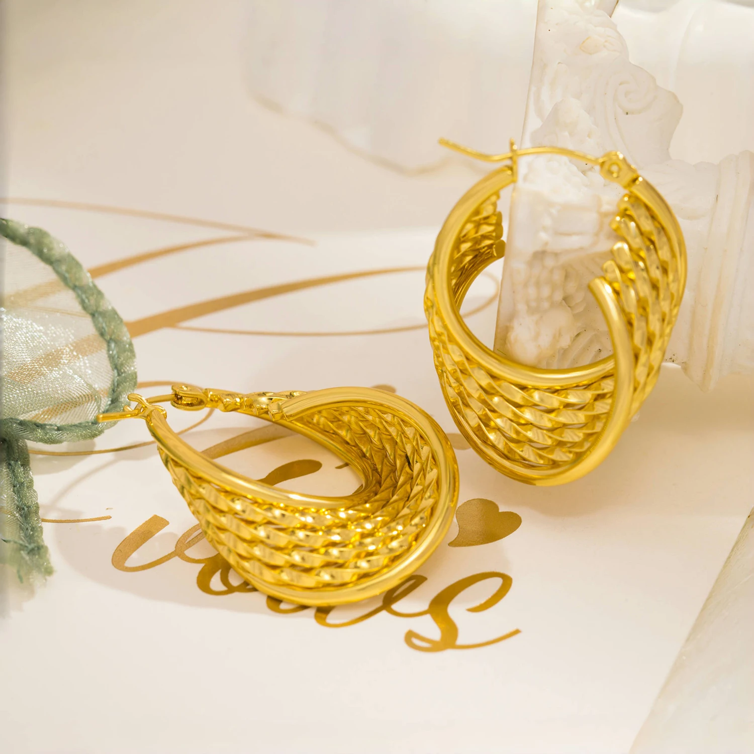 Vintage Golden Color Geometric U-shape Twisted Hoop Earrings for Women New Trendy Huggie Hoops Ear Buckle Jewelry Brincos