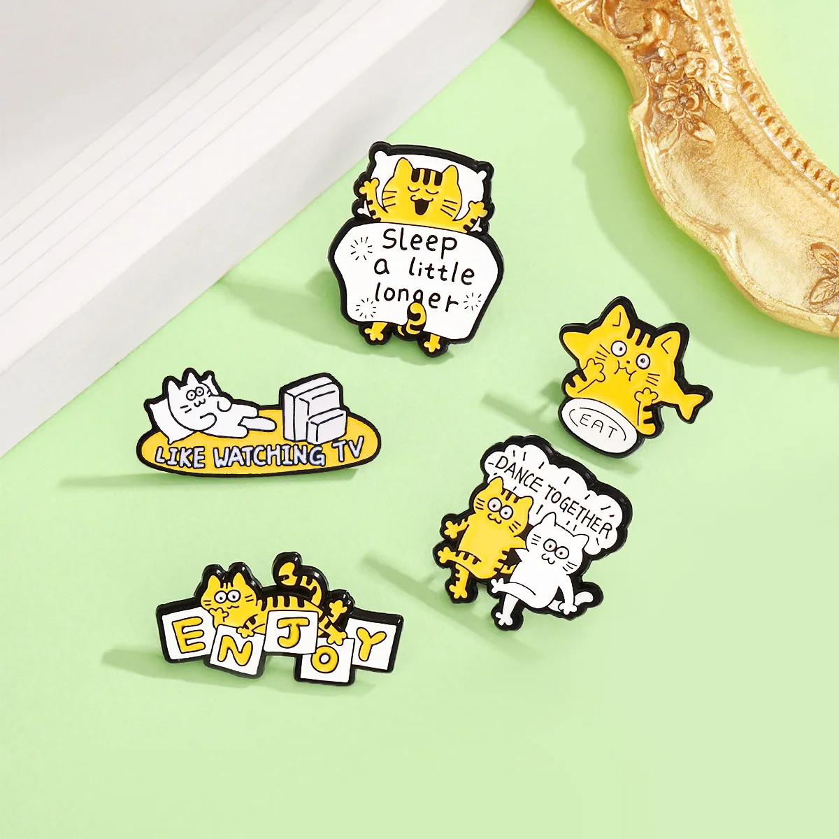 

Yellow and white cats dancing, cats eating fish, watching TV, dreaming, creative animal brooch