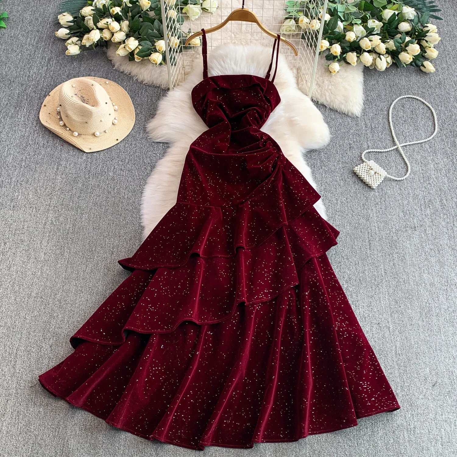 Clothland Vrouwen Vintage Rode Velours Band Jurk Verstelbare Bandjes Mouwloze Backless Ruches Vrouwelijke Glanzende Maxi Jurken QE314