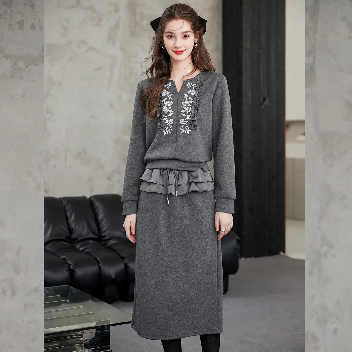 

LOUIS YAO Sweet Embroidered Women's Set 2025 Autumn/Winter Gentle Lace Long-Sleeve Sweatshirt Half Skirt Two Piece Set