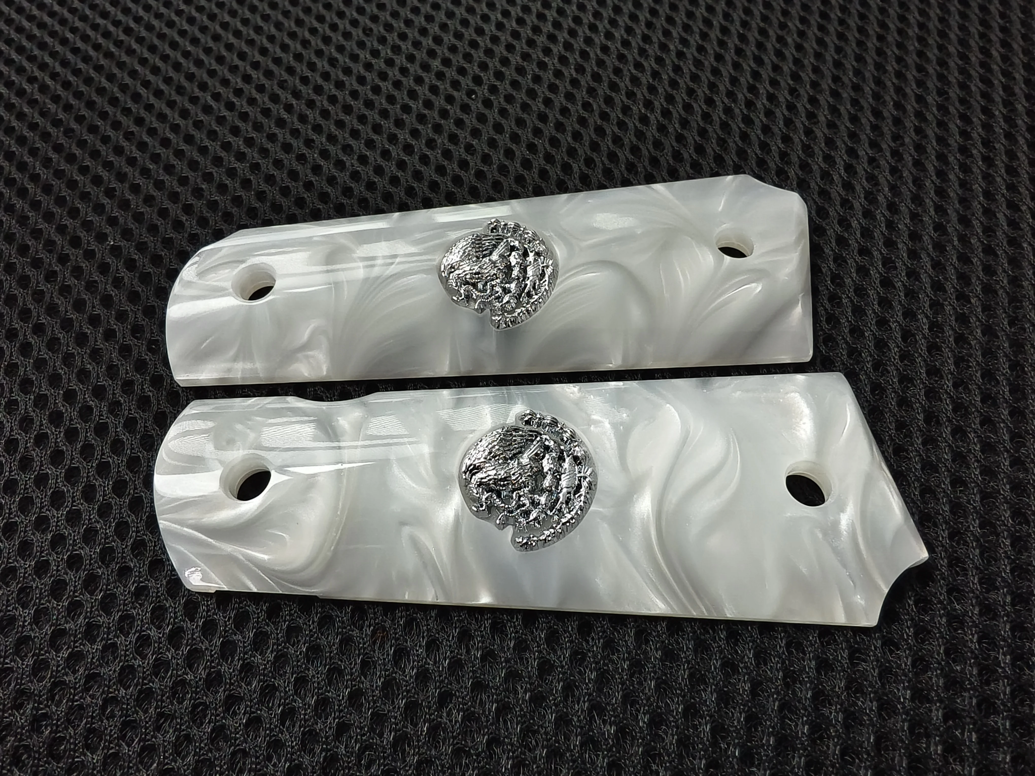 Empuñaduras 1911 de tamaño completo, color blanco perla, diseño de águila mexicana plateada, compatibles con Colt, Kimber, Springfield, Remington, Rock Island, Government Commander