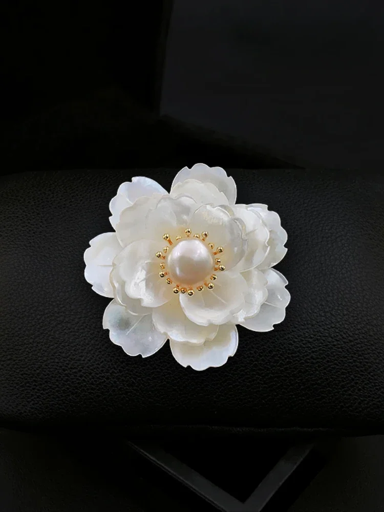 *z كاميليا بروش لؤلؤ المياه العذبة الطبيعية قذيفة زهرة دبوس الراقية رائعة فاخرة أنيقة الصدار المرأة دعوى مجوهرات