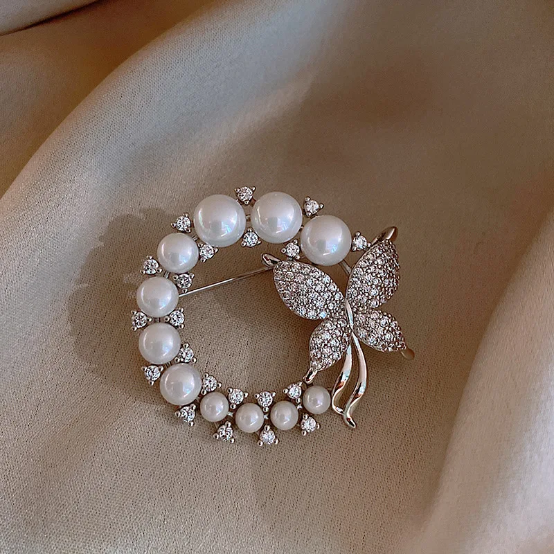 Exquisite Rhinestone Maple Leaf Metal Brooches For Women Men Crystal Inlaid Zircon Plant Pins Party Birthday Winter Jewelry