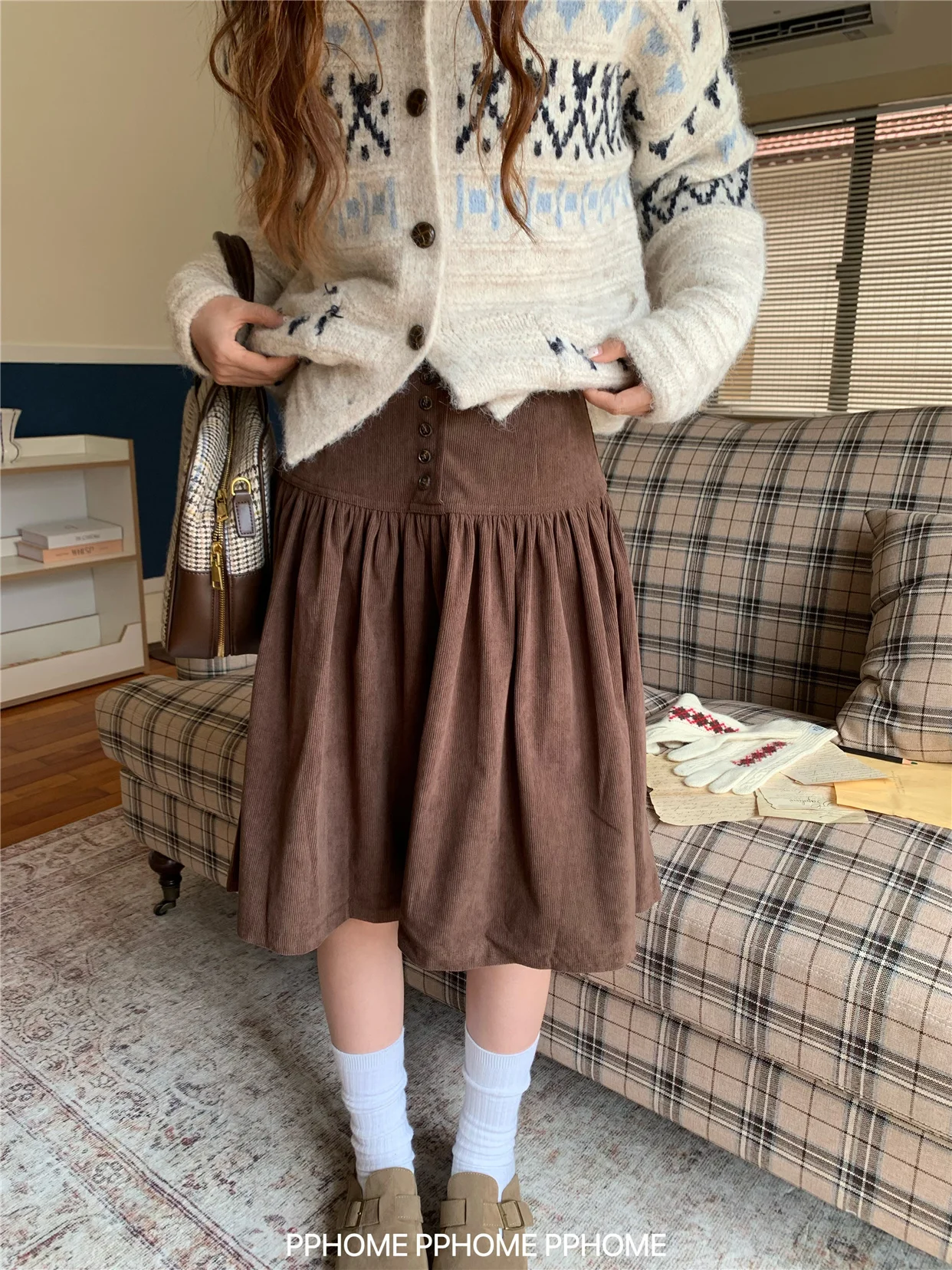 

Женская осенне-зимняя вельветовая юбка длиной до колена, женская винтажная однотонная плиссированная короткая юбка трапециевидной формы с высокой талией