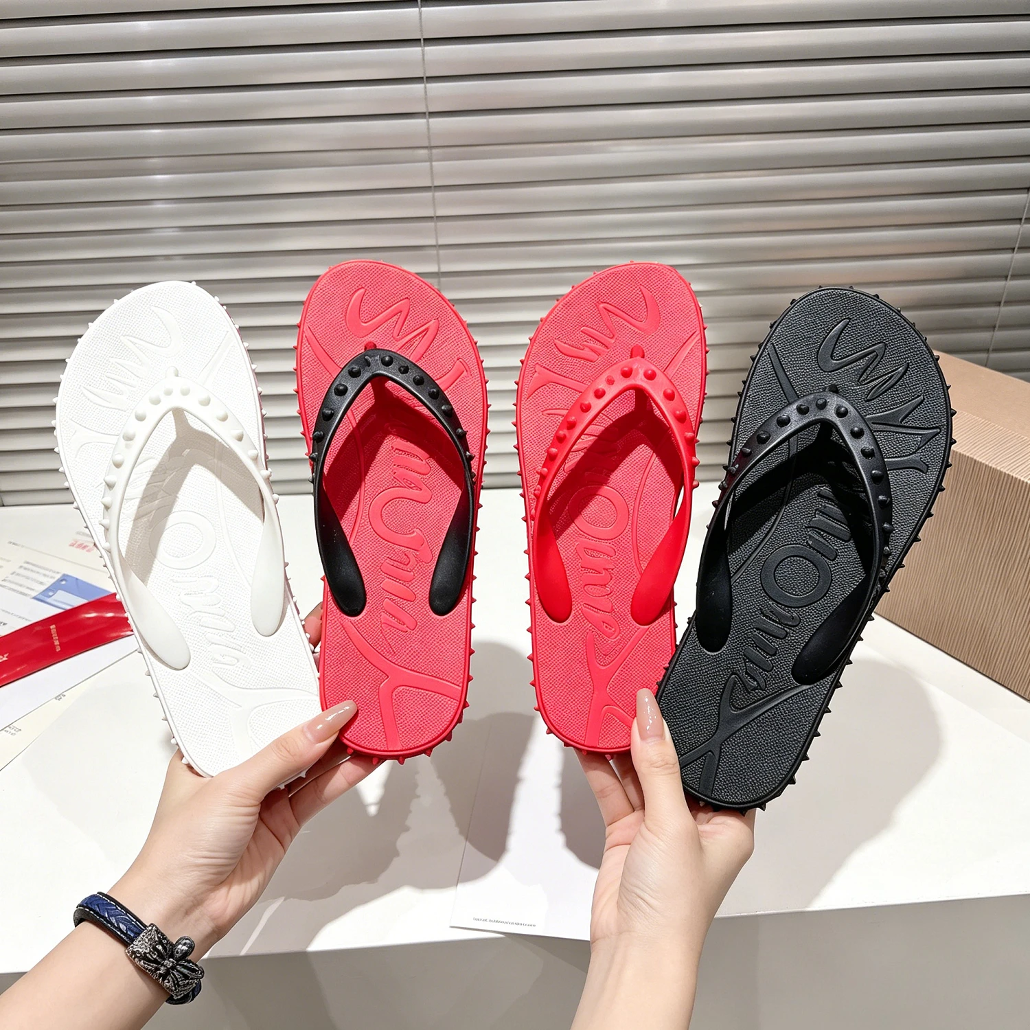 

Summer Outdoor Unisex Casual Sandals Beach Fashion Going Out Man Thong sandals High Quality Solid Color Ladies Flip-flops