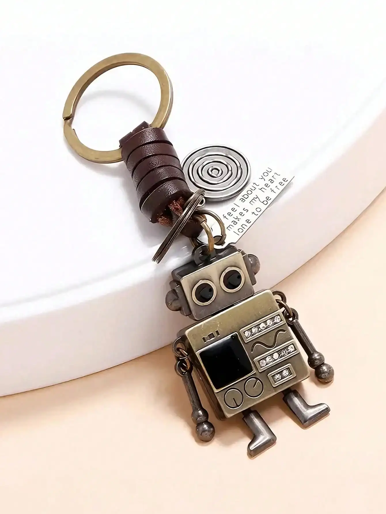 

Милый брелок-робот в стиле ретро на плетеном кожаном шнуре, украшение для автомобильных брелоков и модный аксессуар.