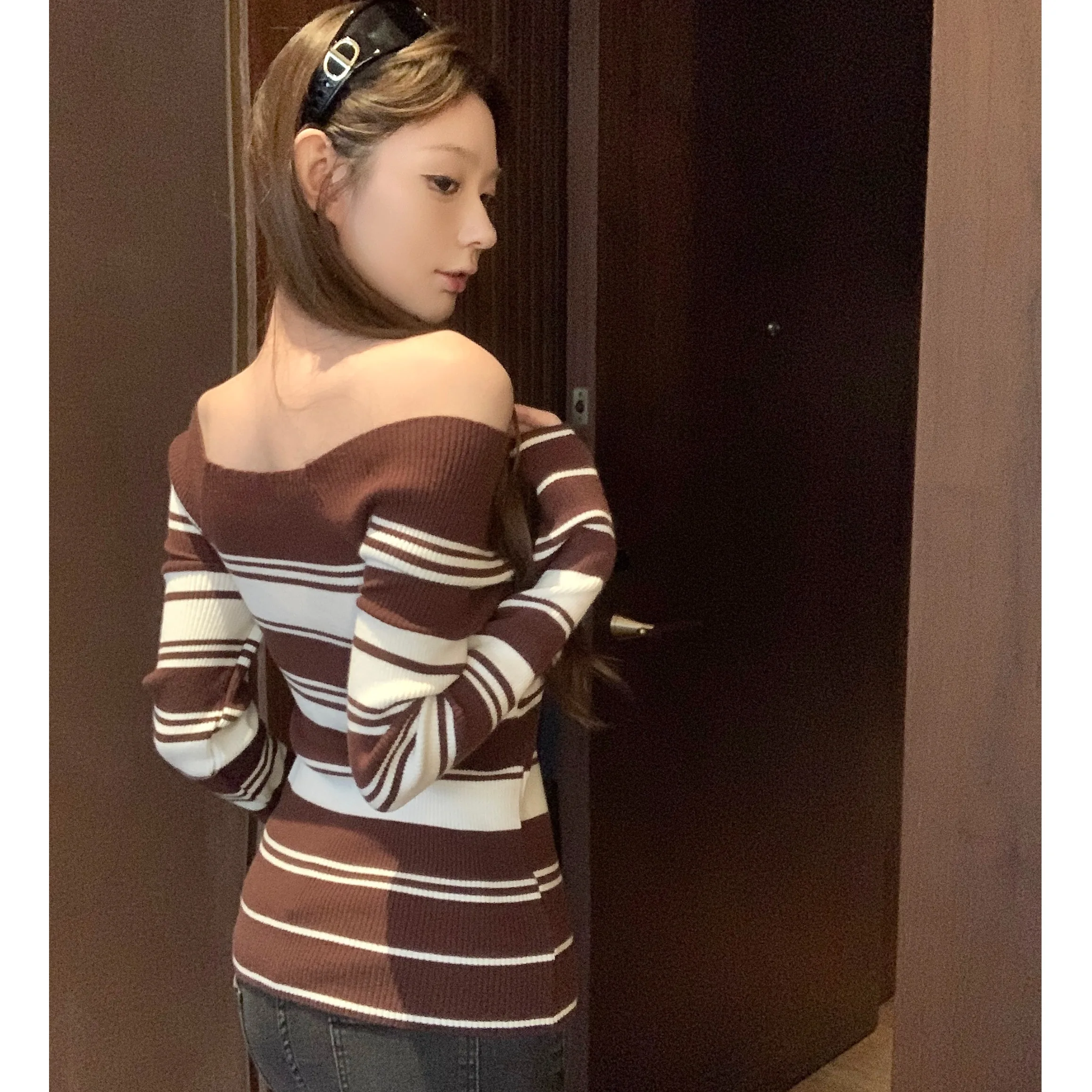 เสื้อถักคอวีลายทางสีสันสดใสสำหรับผู้หญิง ทรงเข้ารูป แขนยาว สไตล์เรียบหรู เหมาะสำหรับฤดูใบไม้ร่วงและฤดูหนาว