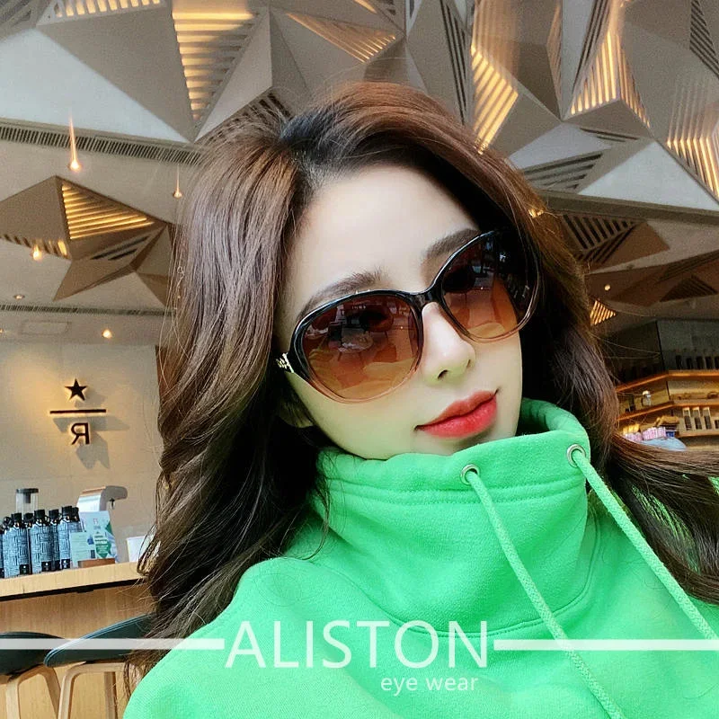 نظارات شمسية جديدة للنساء نظارات شمسية باللون الأحمر الصافي Tiktok INS مع حماية كلاسيكية من الأشعة فوق البنفسجية