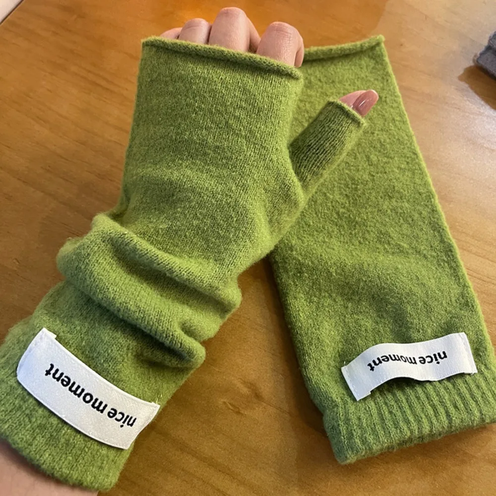 Women's fingerless gloves with thickened,warm wrist protection; suitable for winter driving, office work,and outdoor activities.