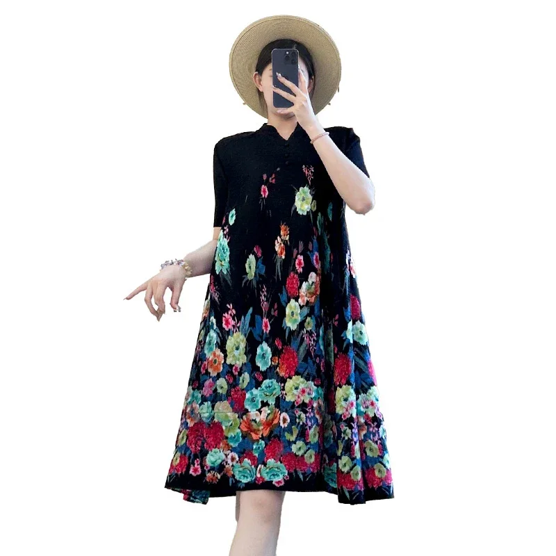 Eleganckie, elastyczne, luźne sukienki damskie z krótkim rękawem, modne, codzienne, o średniej długości, Miyake z dekoltem w serek, plisowana sukienka z nadrukiem, lato 2025