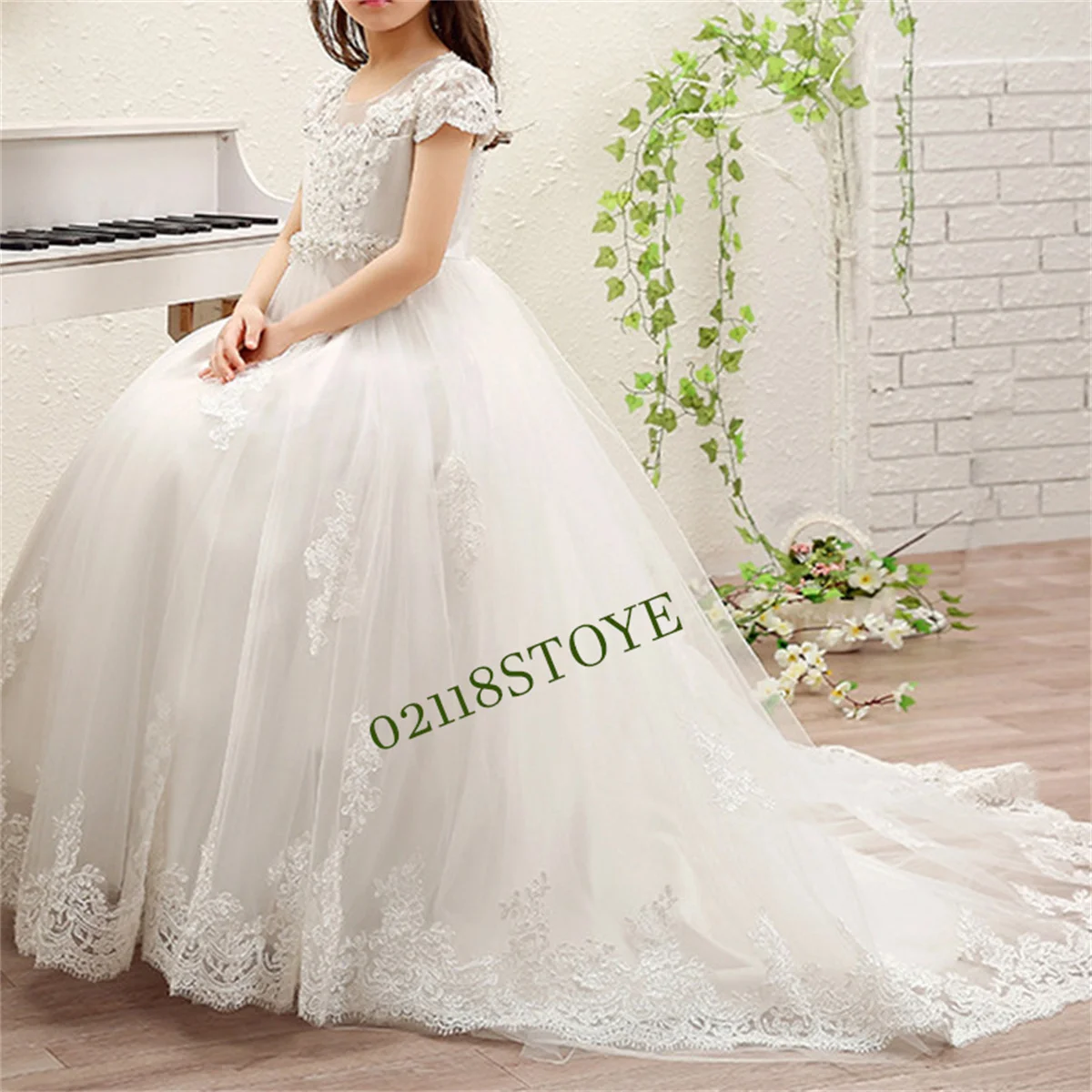 

Luxury Lace Applique Flower Girl Dresses With Long Train Princess Little Girls Pageant Holy Communion Birthday Party Dresses