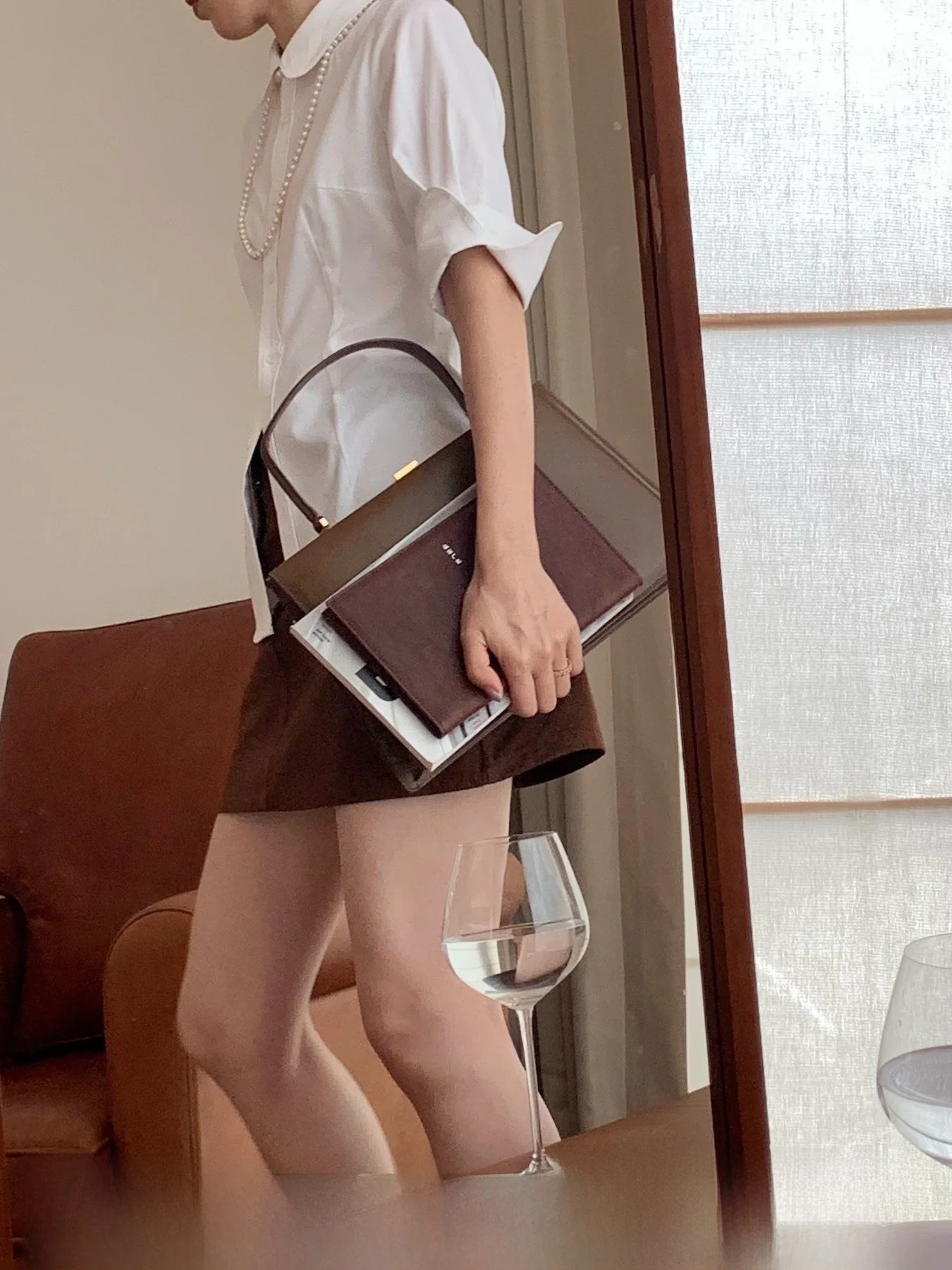 

Skin-friendly Bamboo Fiber Slim-fit irt with Waist-cinching Design And Mid-length Sves for Commuting Women