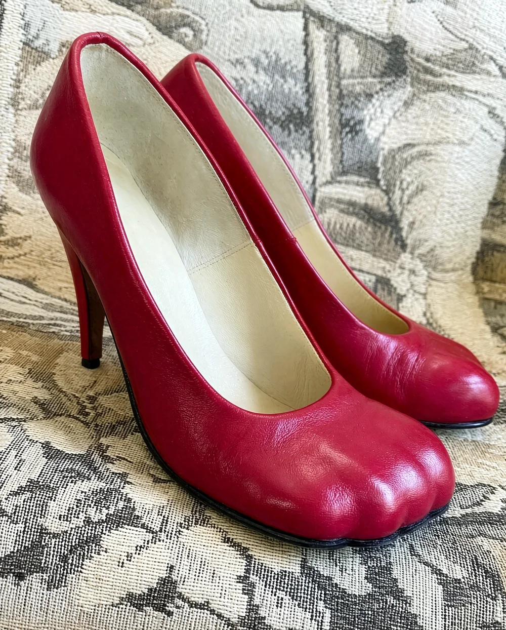 Retro Ladies Slip‑On High Heel Pumps Bright Red Leather Upper Special Split Round Toe Stiletto Heel Elegant Style Footwear