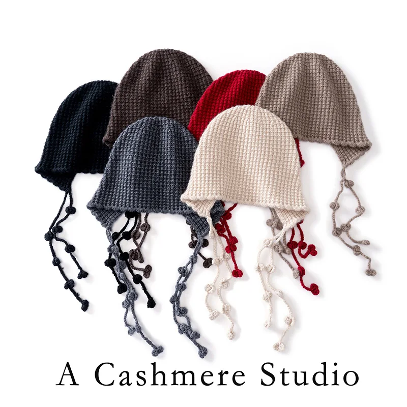 

Женская вязаная шапка из 100% кашемира с ручной вышивкой и кисточками, красная, теплая, с защитой ушей, зимний головной убор, модный аксессуар на завязках