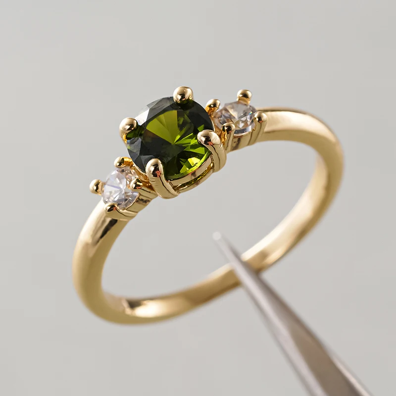 Huitan Runde Olivenförmige Zirkonia-Ringe für Frauen Moderne Mode Hochzeitsaccessoires Goldfarben Exquisite Damenringe Großhandel