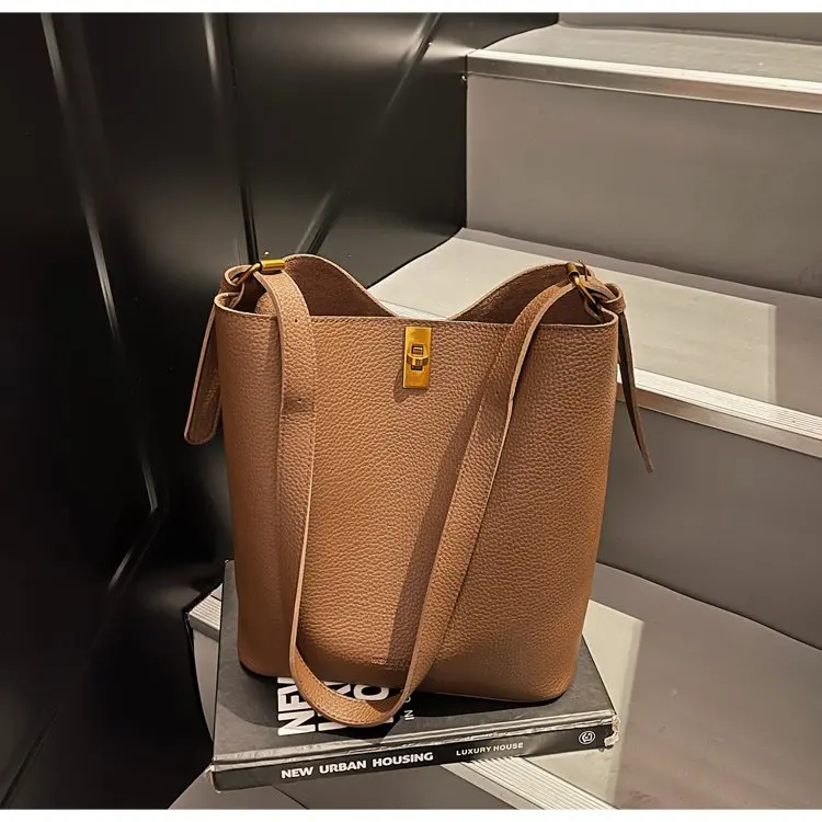 Minimalistische Kamelbraune Kunstleder-Bucket-Bag, genarbte Textur mit Schlossakzent, vielseitige Alltagstasche für Arbeit & Ausflüge – Detail 26