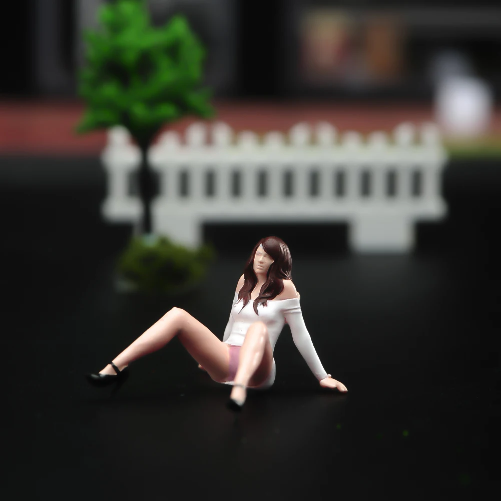 Miniaturas pintadas 1/18 1/24 1/43 1/64 1/87 Uma mulher sedutora sentada com suas pernas figura aberta modelo brinquedos vista decoração