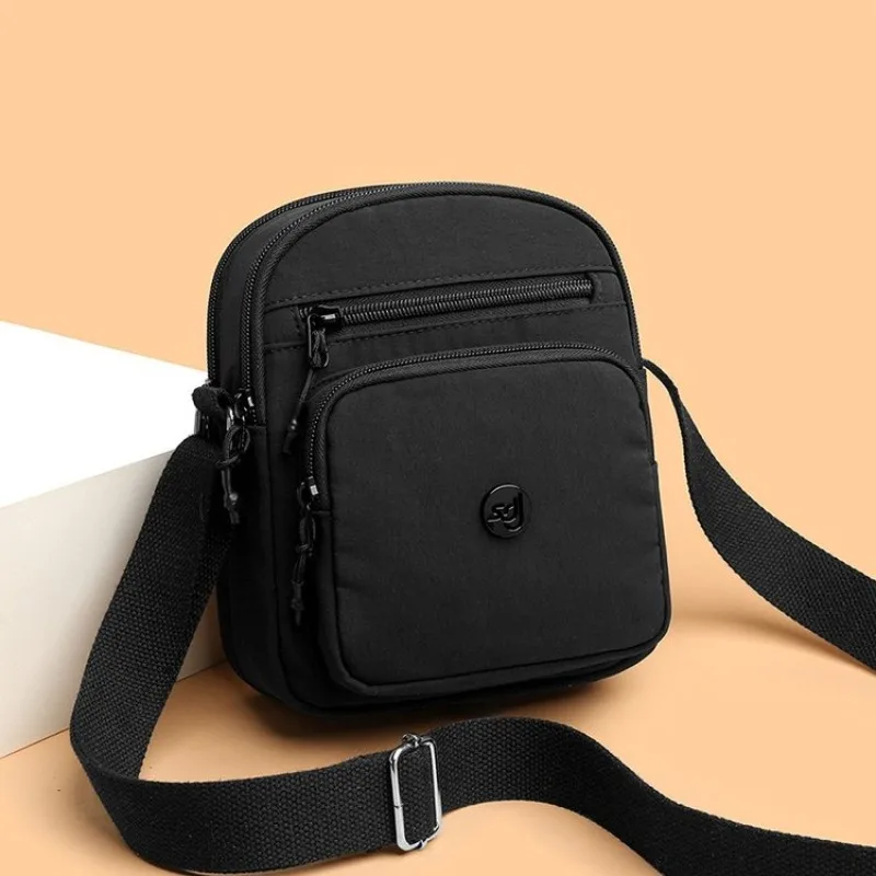 

Элегантная женская сумка из премиальной кожи, напоминающая сумку-мессенджер, в стиле люксового бренда, с множеством карманов.