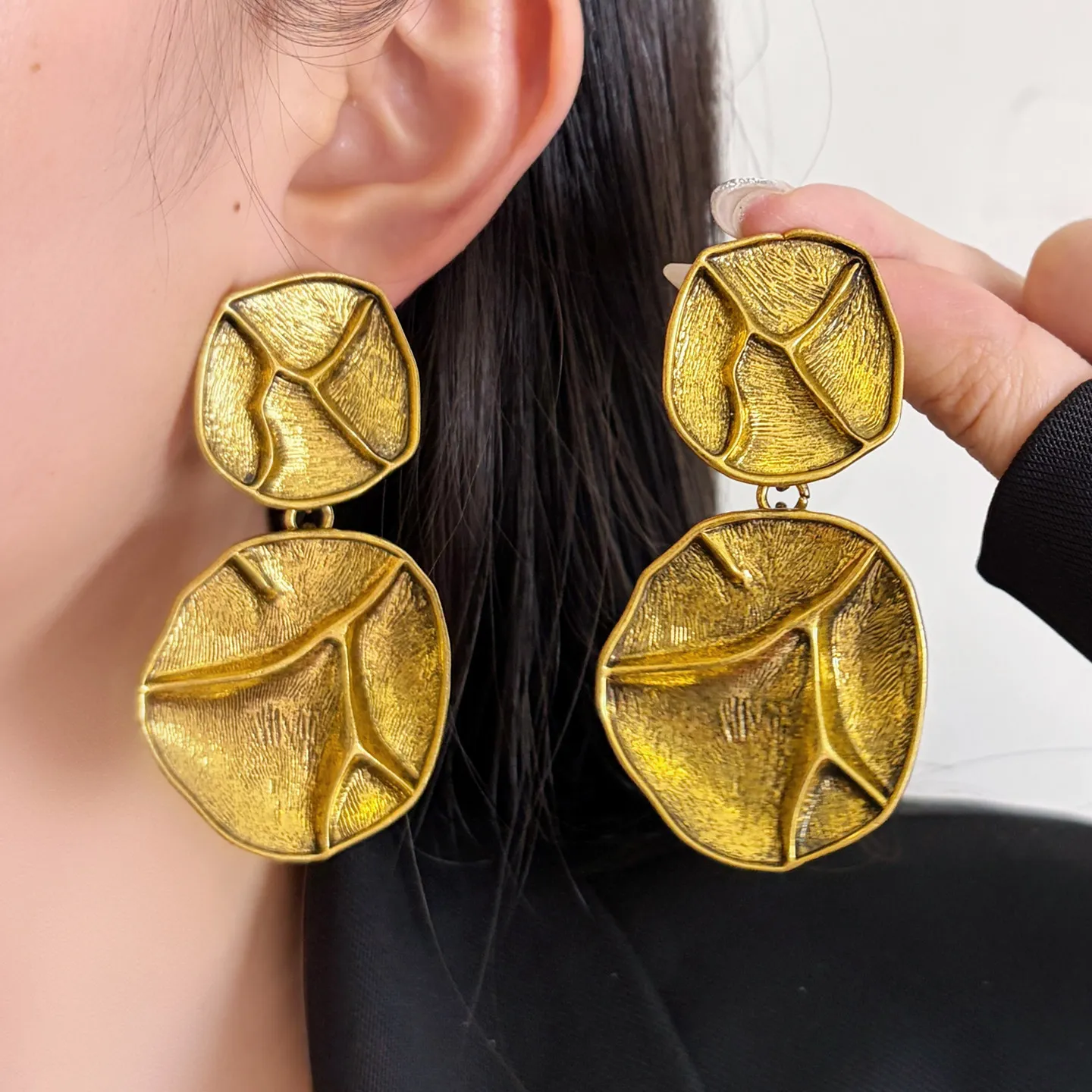 

Retro Irregular Round Pendant Earrings Brushed Lotus Leaf exaggerated Dangle Earrings Light Luxury High-end Women Party Jewelry